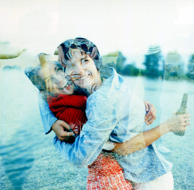 Monča, Monča a  kalhoty v pozadí