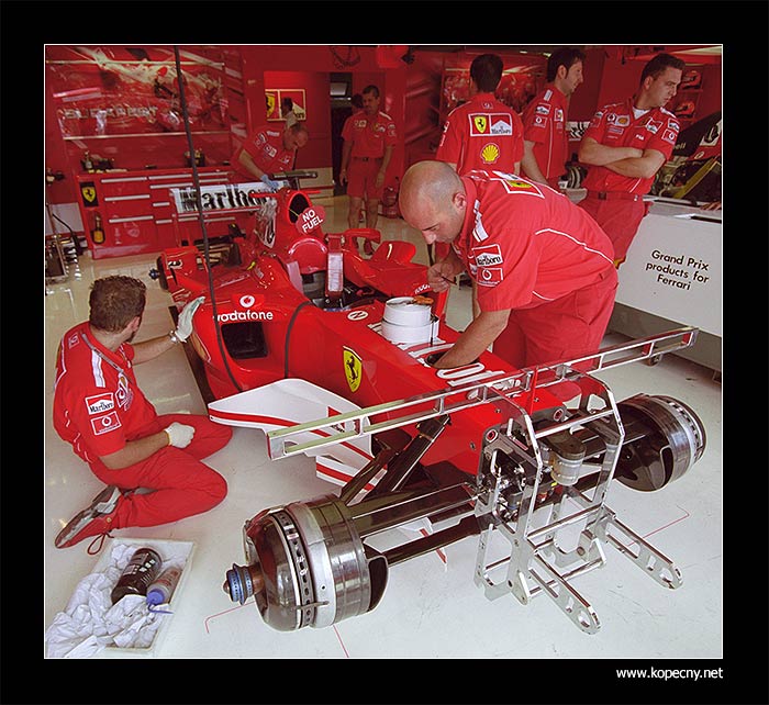 Pod pokličkou Ferrari ...