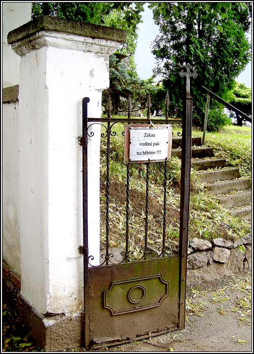 ... za oněmi vrátky