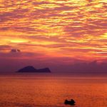 Ohnivy zapad slnka na Borneu - Damai plaz