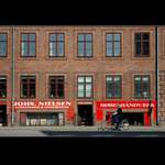 ulice, obchody, cyklistka a ticho