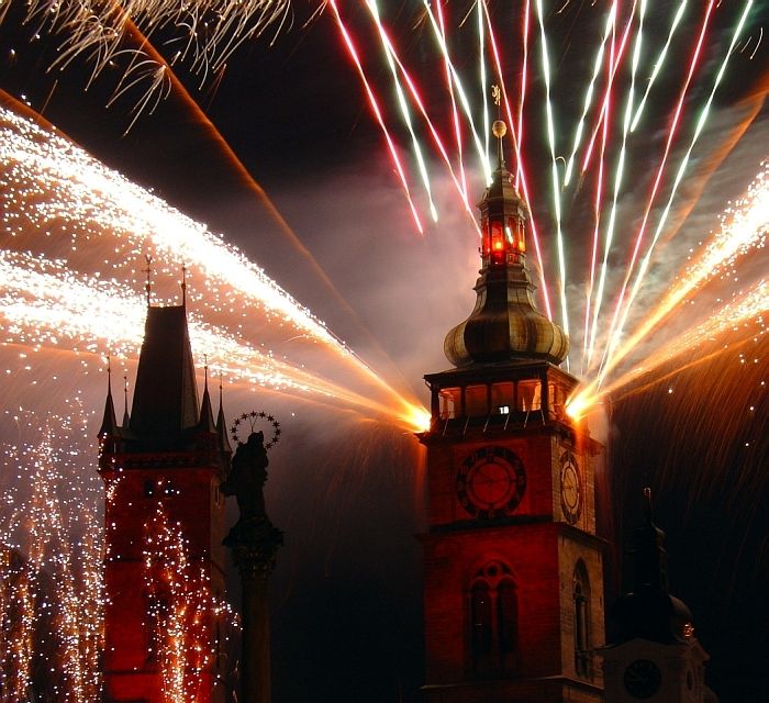 <b>**SLAVNOSTI**</b>