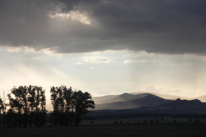 Mraky nad Středohořím.