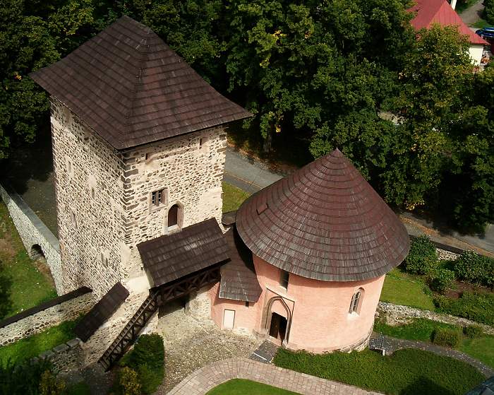 história pod nohami...