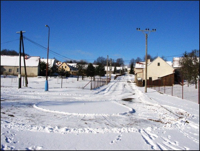 Kruhový objezd na vesnici