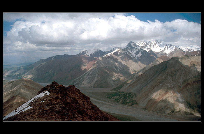Pik Archar (5298 m) v mracích