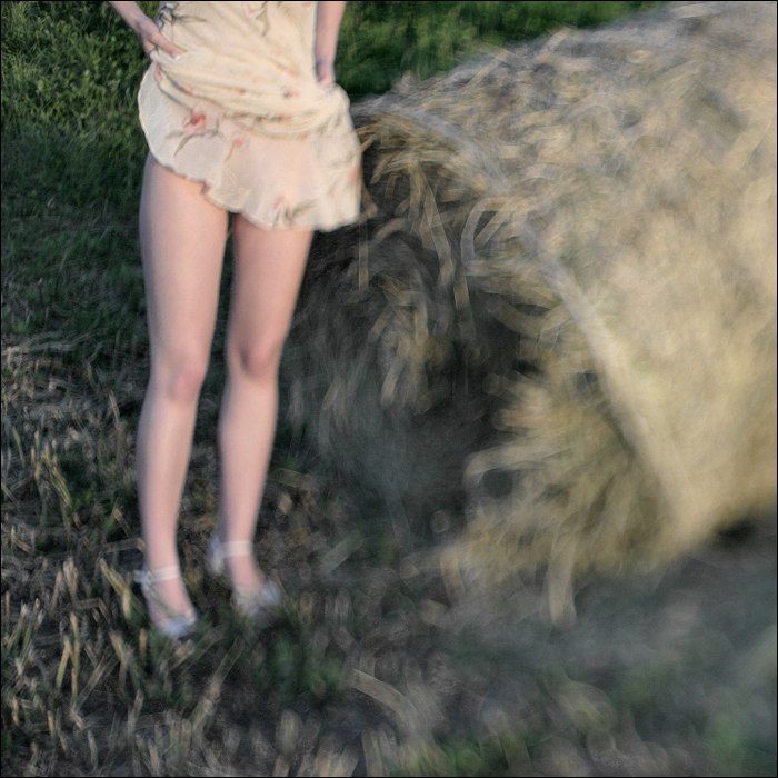  dívka se zvednutou sukní