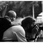 a takhle se táta zastaví pokaždý, když vidí nějakou babu...