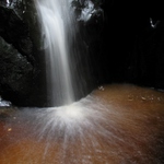 ... má rozpuštěné vlasy