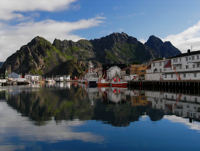 Henningsvaer  -  přístav pod horami