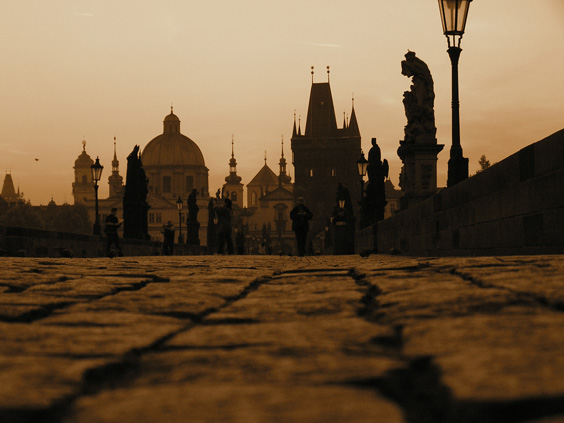 probouzející se Karlův most