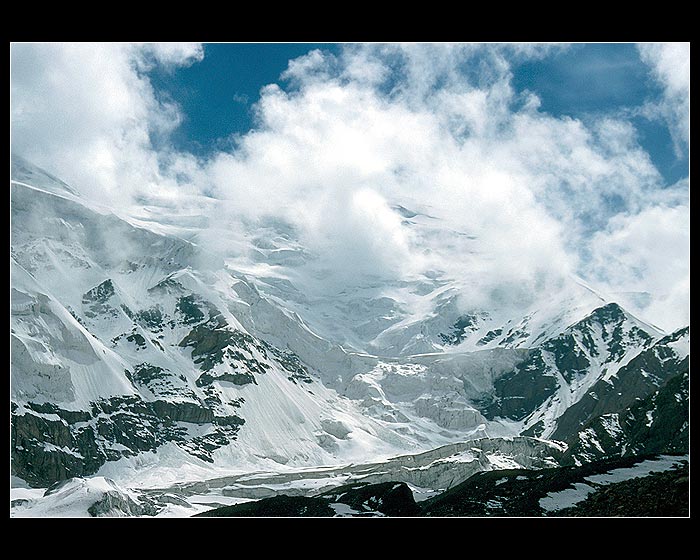 Kompaktní ledovec z vrcholu Pik BMF