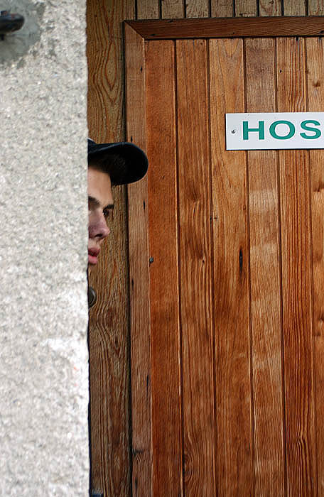 HOS...