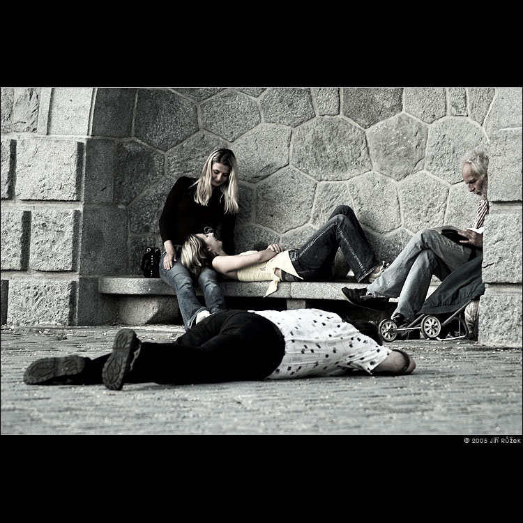 Smějící se dívky, spisovatel a alkoholik