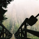 Houpacím mostem na Svatošské skály