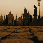 probouzející se Karlův most