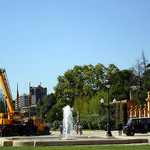 Jeřáb, vodotrysk a policia