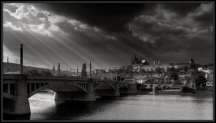 Slunce za dešťovými mraky