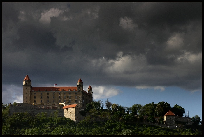 Mraky nad hradom.