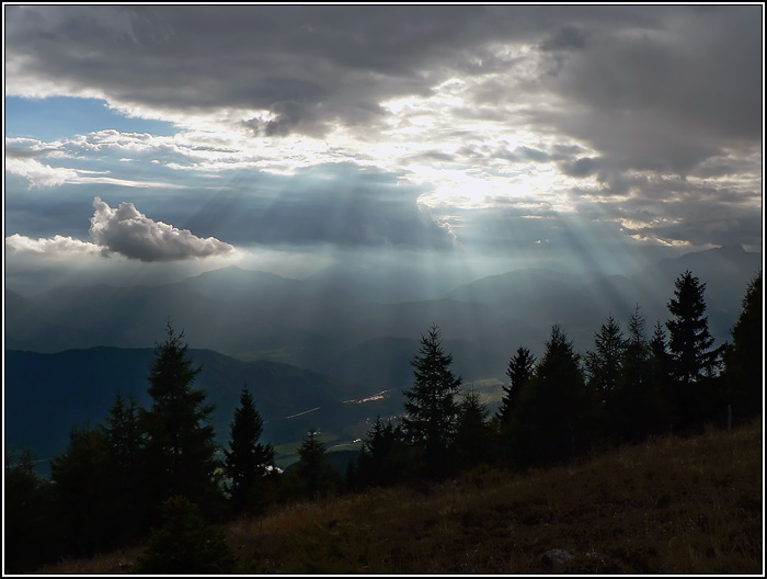 Dvojí pohled do údolí v Korutanech