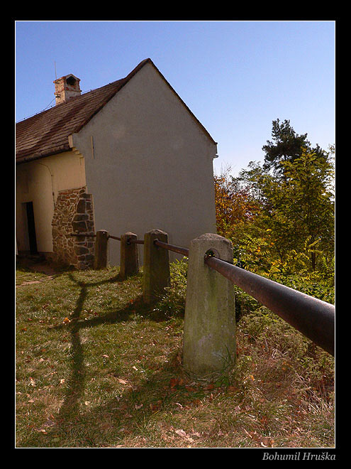  U kostela