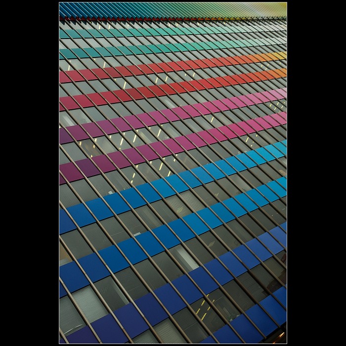 je někde uvnitř a stýská se mu