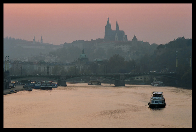 Praha z mostu k mostu ...