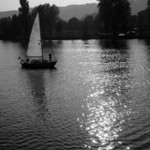 Řeka s plachetnicí