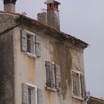 O čtyřech oknech, třech ptácích, třech komínech a jednom satelitu