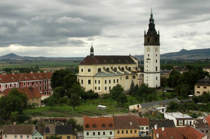 A vzade vlevo je Házmburk.