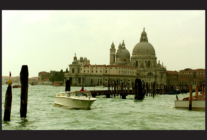 vplouvá do přístavu