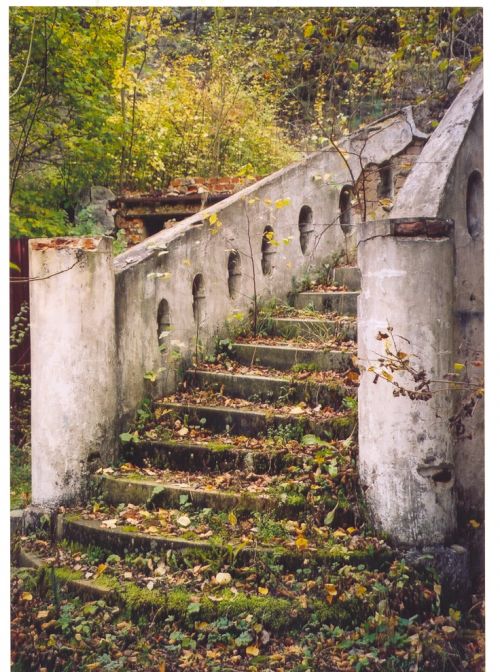 Schody do \"strašidelnýh\" domu na Kokořínsku