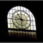 ...a v tom se objevil šílený hodinář a zastavil svět...