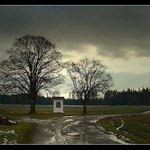 ..zamračená kaplička..