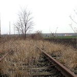 za chvíli přijede vlak (jede vpravo vzadu)