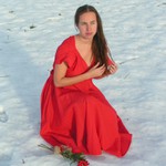 Červená květinka si pohrává s vlasy