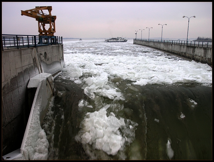 Ľadoborec na Dunaji...