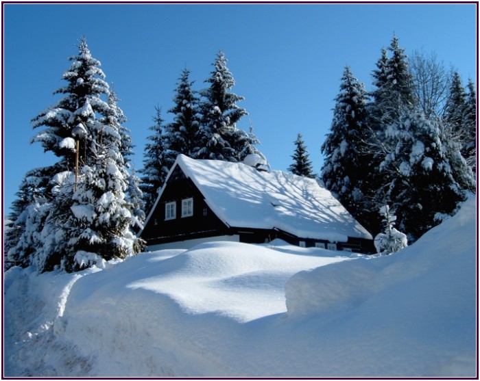 Zasněžená chalupa s kresbou stínu na střeše