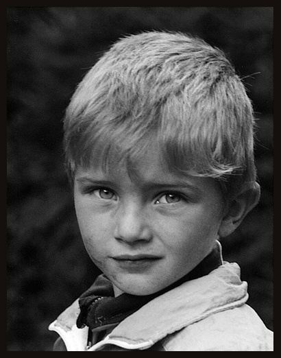 Umouněný chlapec s modrýma očima