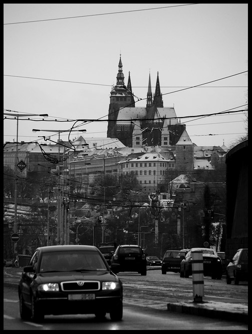 Praha dráty spoutaná