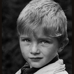 Umouněný chlapec s modrýma očima