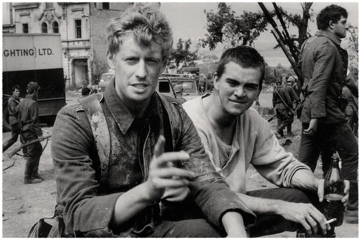 \"Hele mladej !! Už nás tady nefoť !\"