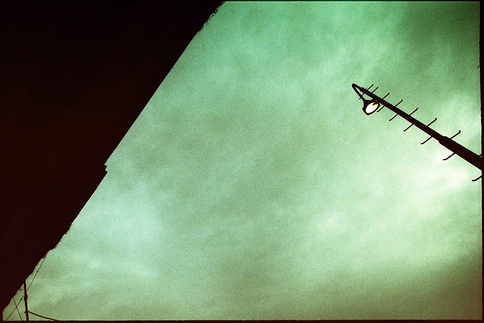 pod krasnou modrou oblohou