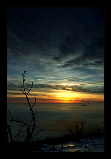 nad hladinou světla