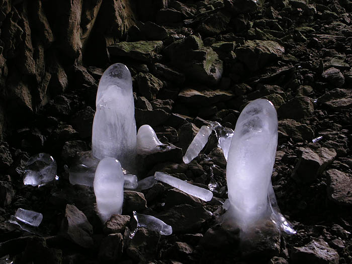 a mrzne už i pod zemí ...