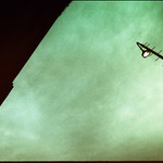 pod krasnou modrou oblohou