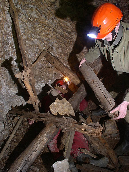 Odvážný podzemní explorer zavalen starou výdřevou