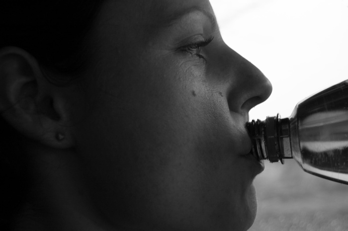 Láhev končí v dáli...