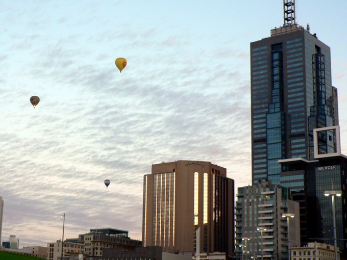 ranní start balónů v Melbourne
