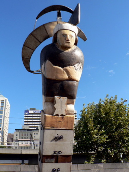 totem na břehu Yarry v Melbourne
